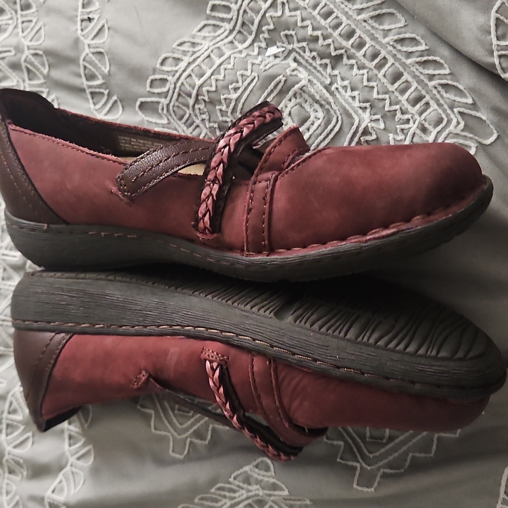 7.5 Earth Origins Women's‎ Maroon Flats - Picture 2 of 4